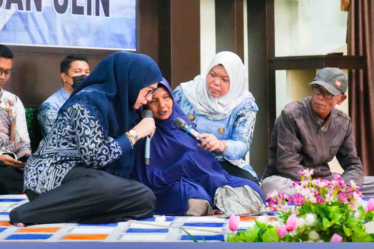 Silaturahmi Bersama Warga, Lisa Halaby Serap Aspirasi dan Serahkan Bantuan
