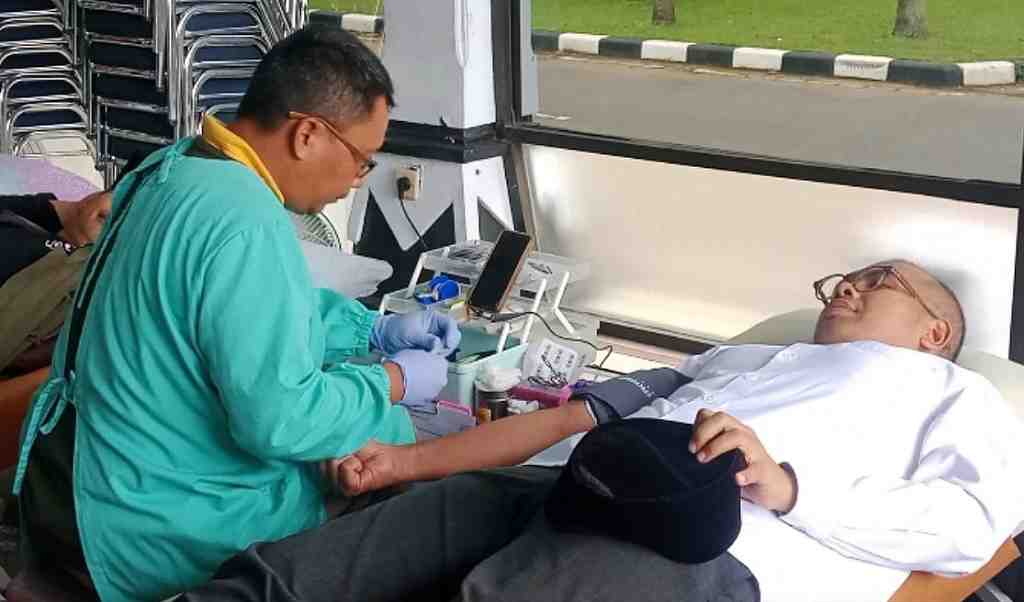 Peringati Harlah Satu Abad NU Jateng, Bupati Batang Awali Aksi dengan Donor Darah