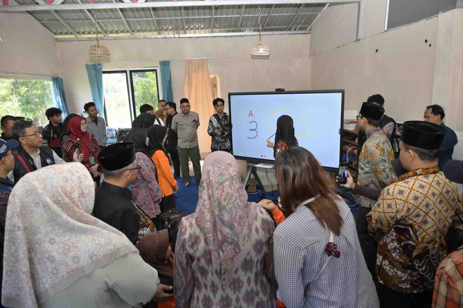 Kemendikdasmen Perkuat Pendidikan Nonformal lewat Papan Interaktif Digital
