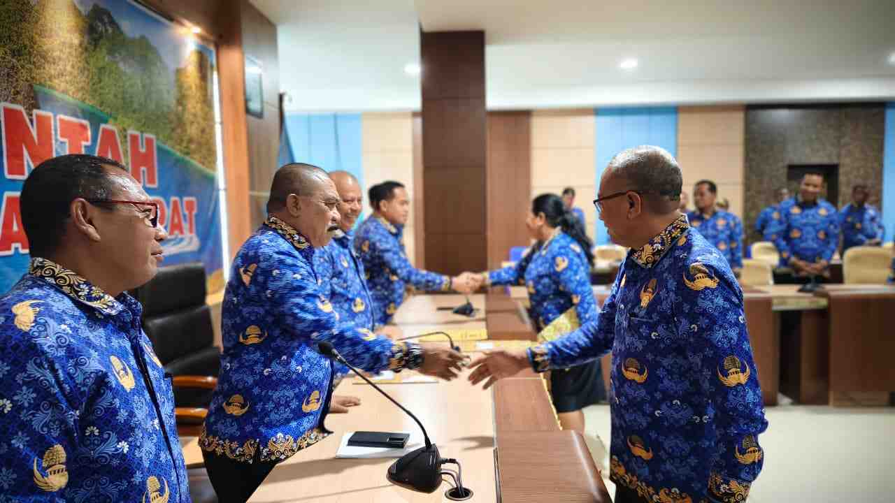 Sertijab Eselon II, Wabup Raja Ampat Minta Jaga Kesinambungan Program
