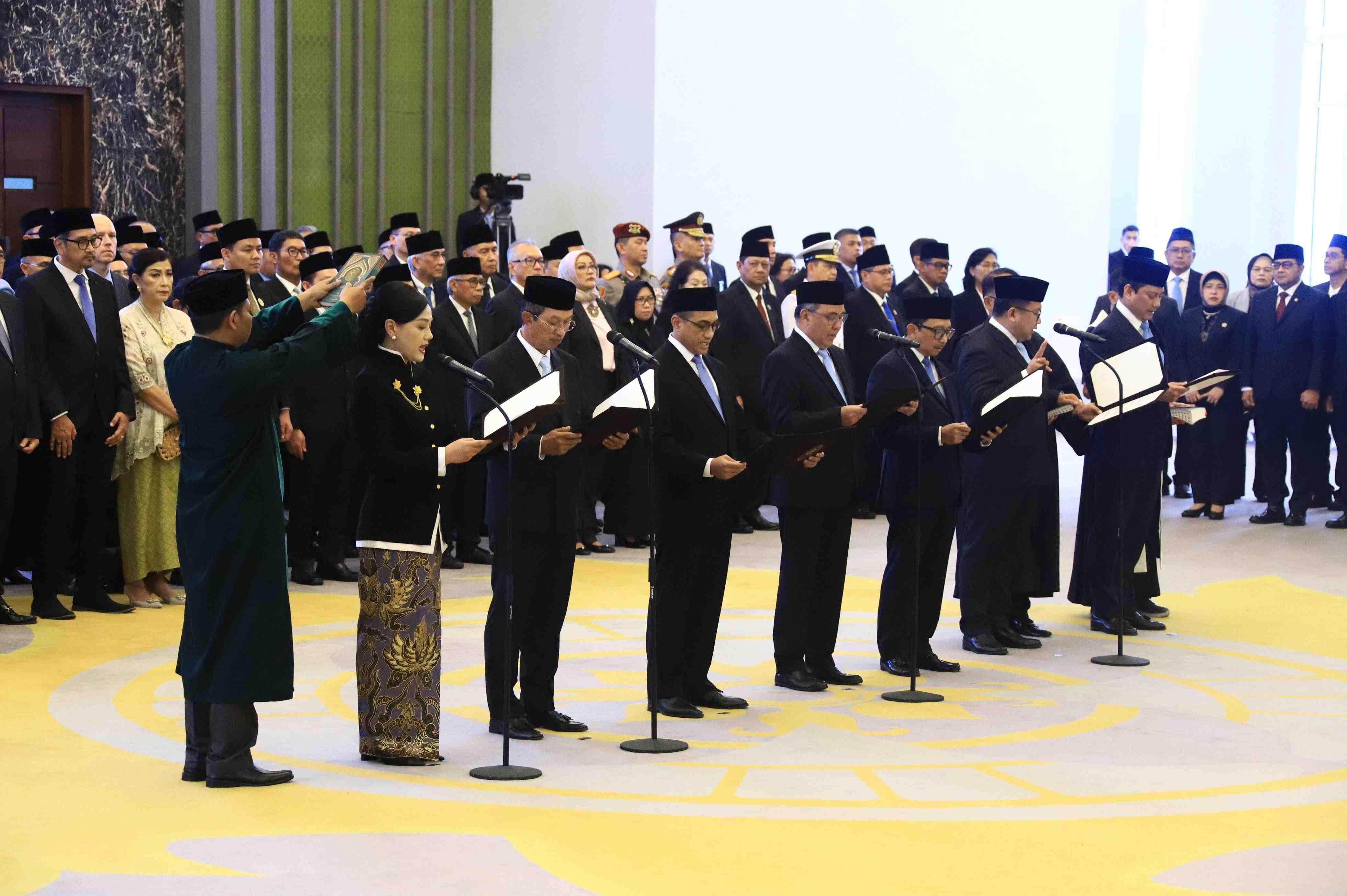 Tujuh Anggota Dewan Komisioner OJK Ucapkan Sumpah Jabatan