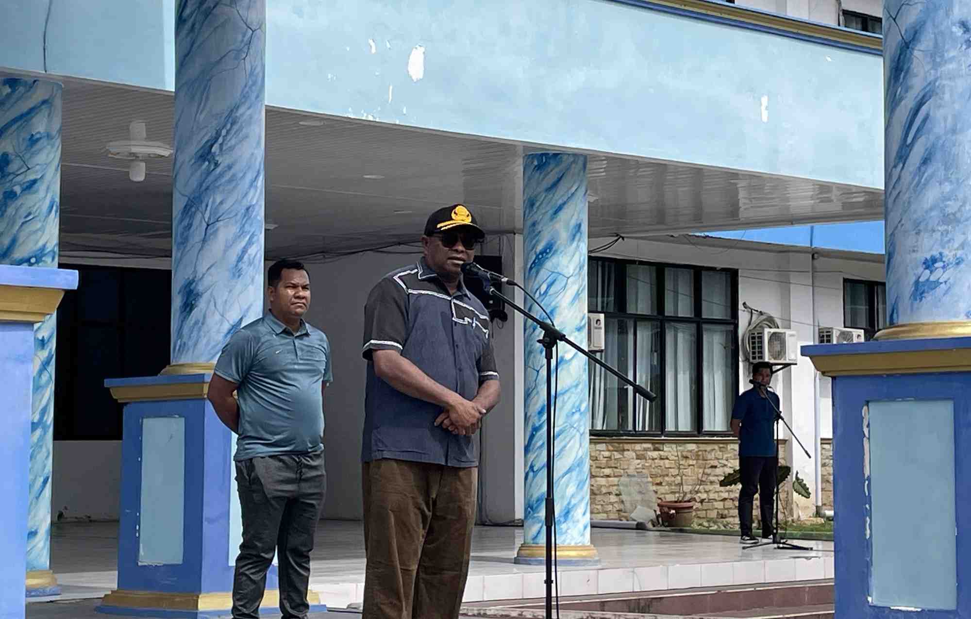 Bupati Raja Ampat Minta ASN Jadi Pelopor Kebersihan Lingkungan 