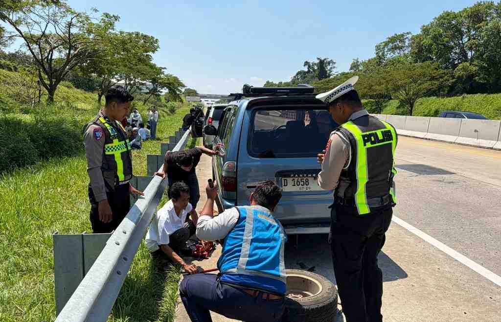 Sigap, Polisi Bantu Pemudik Ganti Ban Pecah di Tol Batang-Semarang