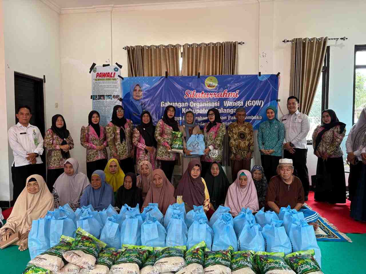 GOW Balangan Salurkan 25 Paket Sembako untuk Lansia di Awayan