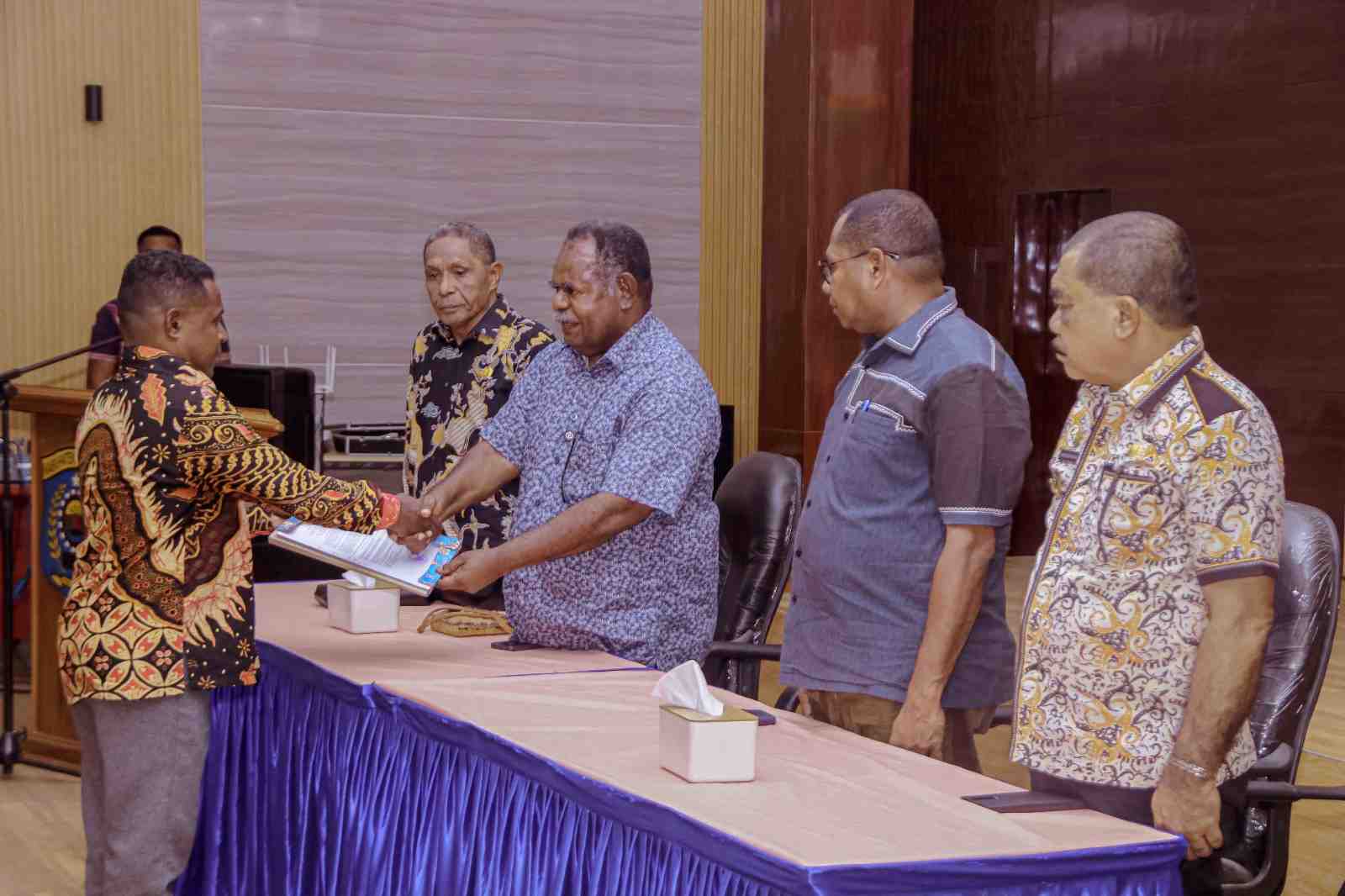 Gubernur Papua Barat Daya Serahkan SK Plt Kepala UPT Samsat Raja Ampat