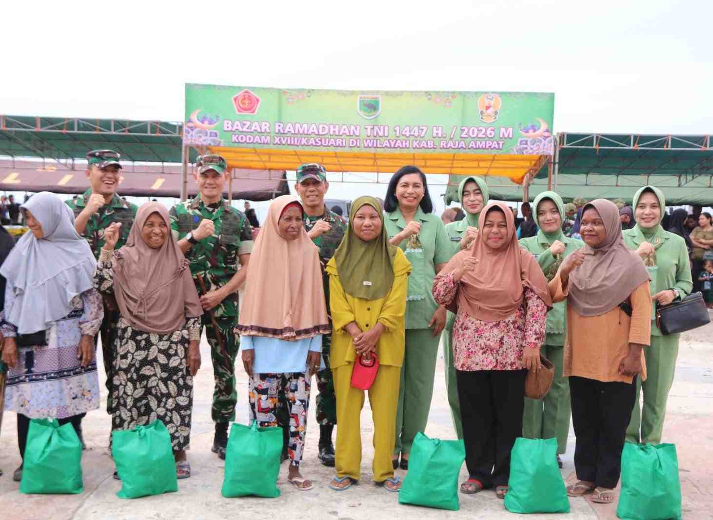 TNI Gelar Bazar Ramadan Hadirkan Paket Sembako Murah di Raja Ampat