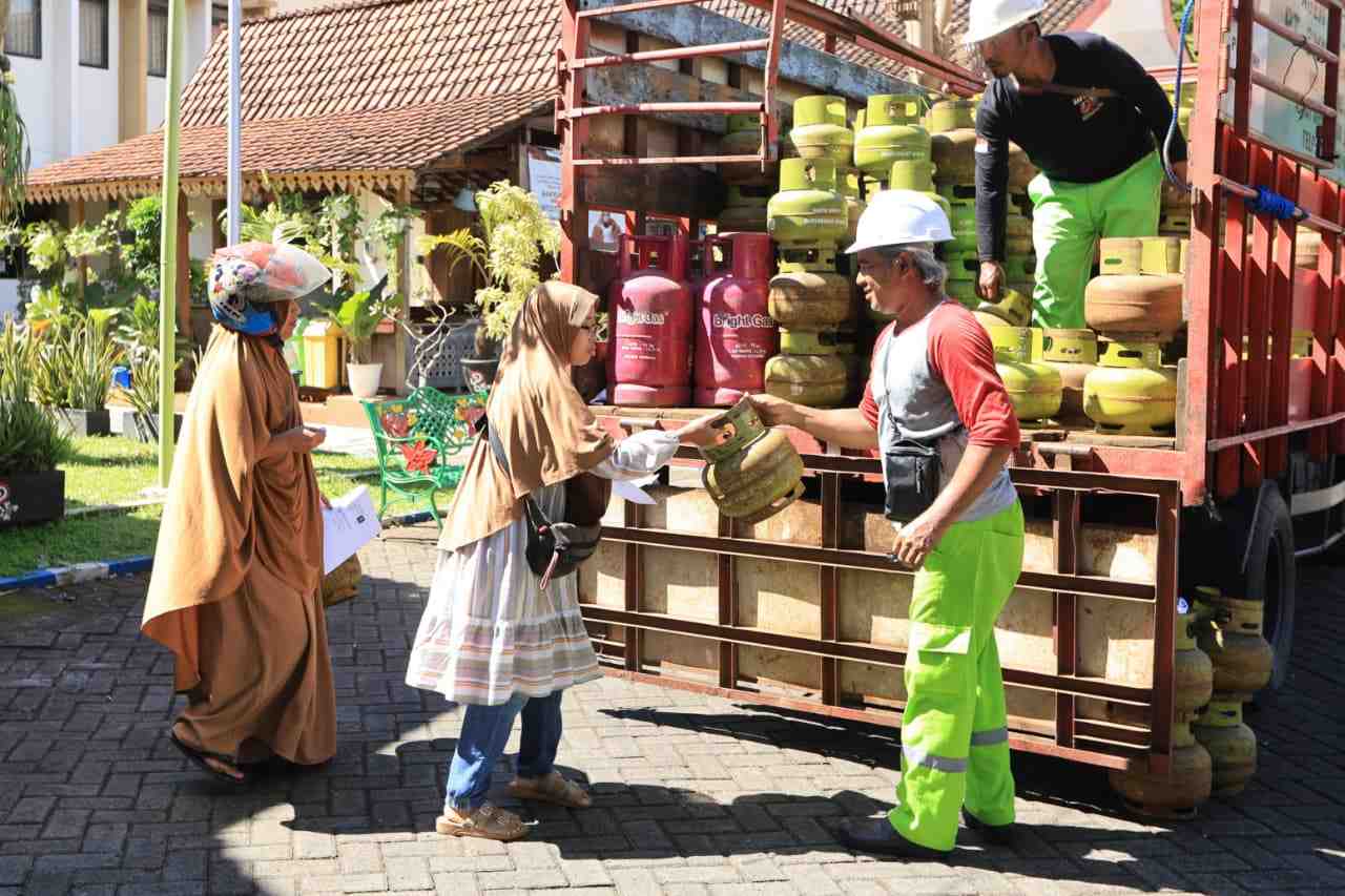 Warga Antre LPG Subsidi, Pemkab Banyuwangi Intensifkan Operasi Pasar