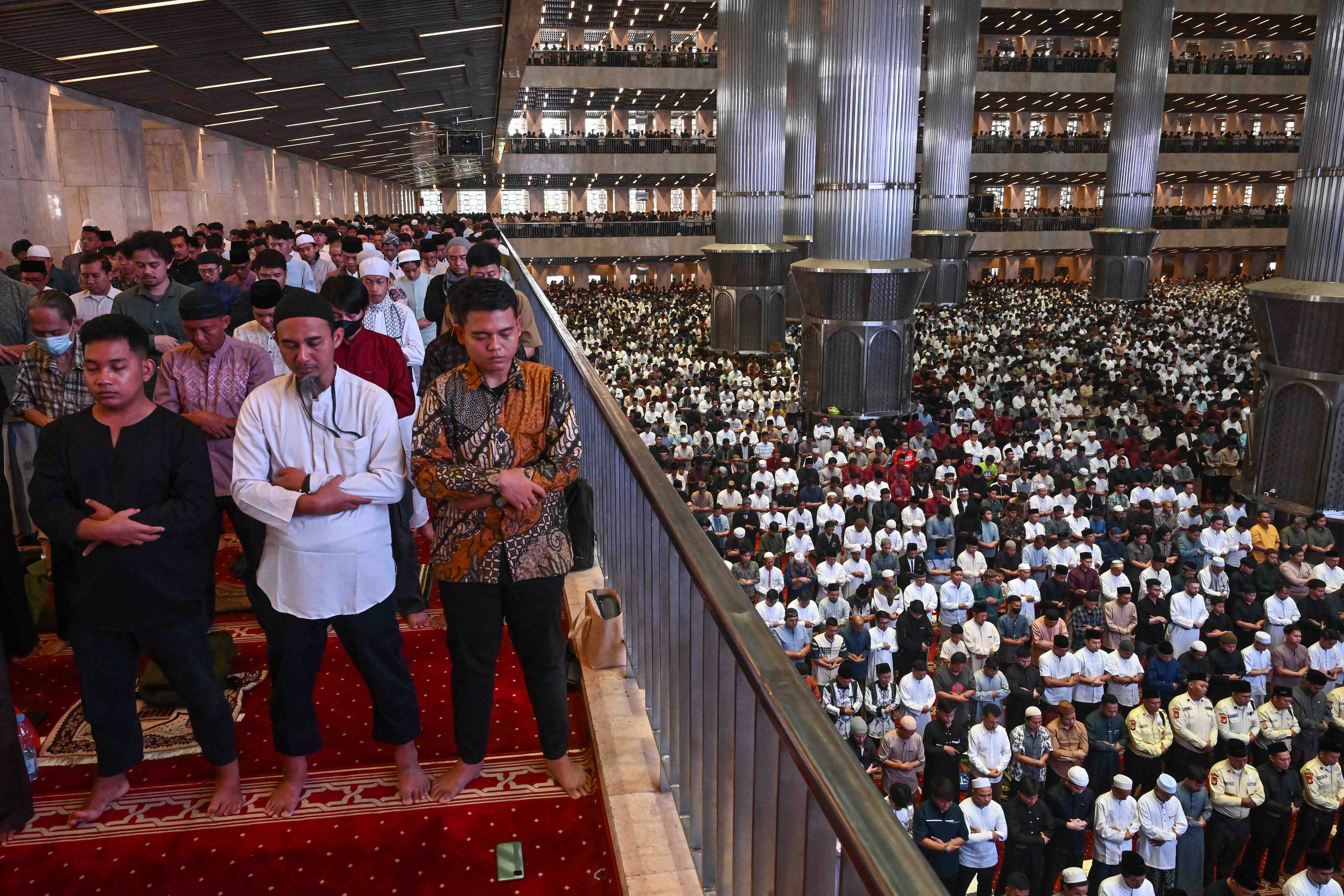 Sekda Riau Salat Id di Masjid Raya Annur, Ajak Warga Perkuat Persatuan