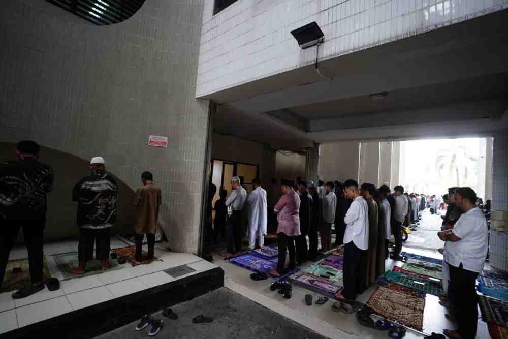Meski Diguyur Hujan, Salat Idulfitri di Kompleks Kantor Gubernur Tetap Khusyuk