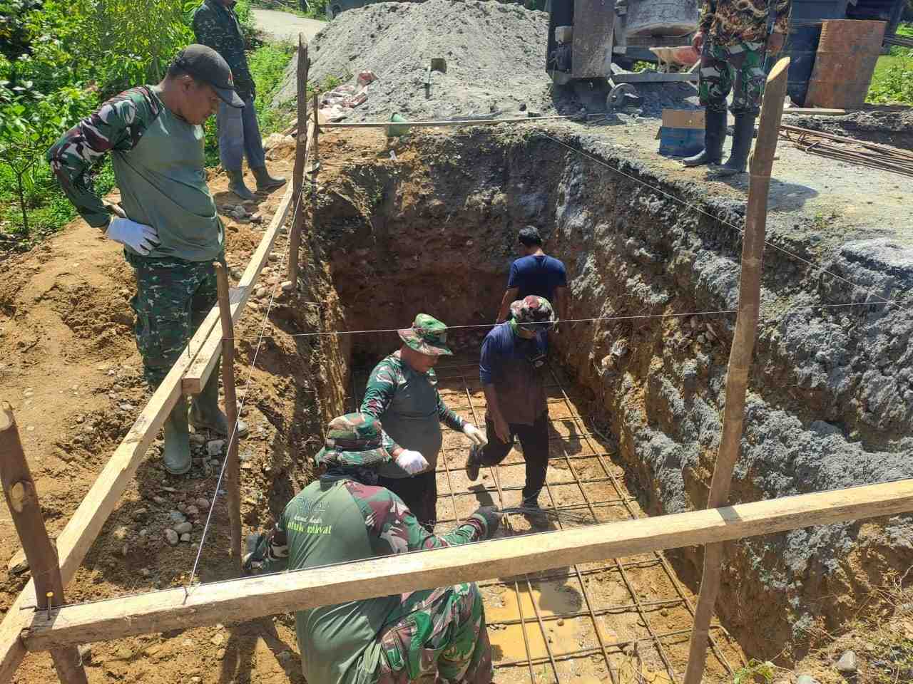 TNI dan Warga Percepat Pembangunan Jembatan Gantung di Badar Aceh Tenggara