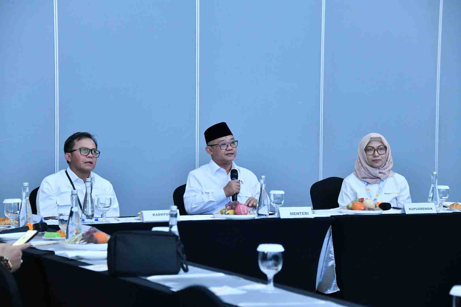 Pantau dari Command Center, Mendikdasmen Pastikan TKA Nasional Berjalan Lancar