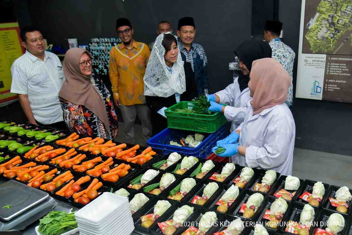 [Siaran Pers] Kunjungi Pesantren Al-Ittifaq, Menkomdigi Tinjau Pengembangan Ekosistem Koperasi Merah Putih