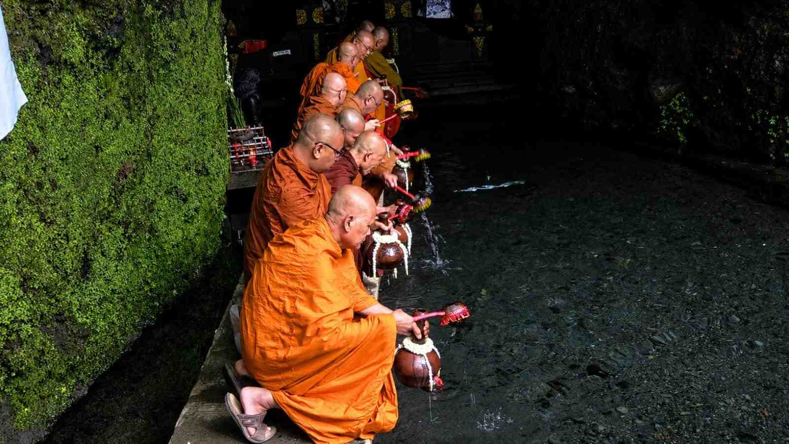 Air Berkah Umbul Jumprit Lengkapi Rangkaian Waisak 2570 BE Menuju Borobudur