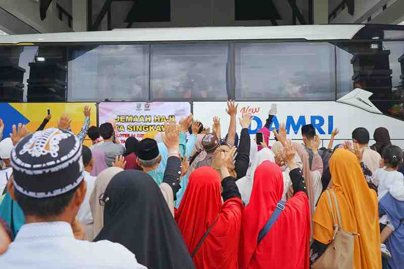 Tangis dan Doa Iringi Keberangkatan 157 Jemaah Haji Singkawang