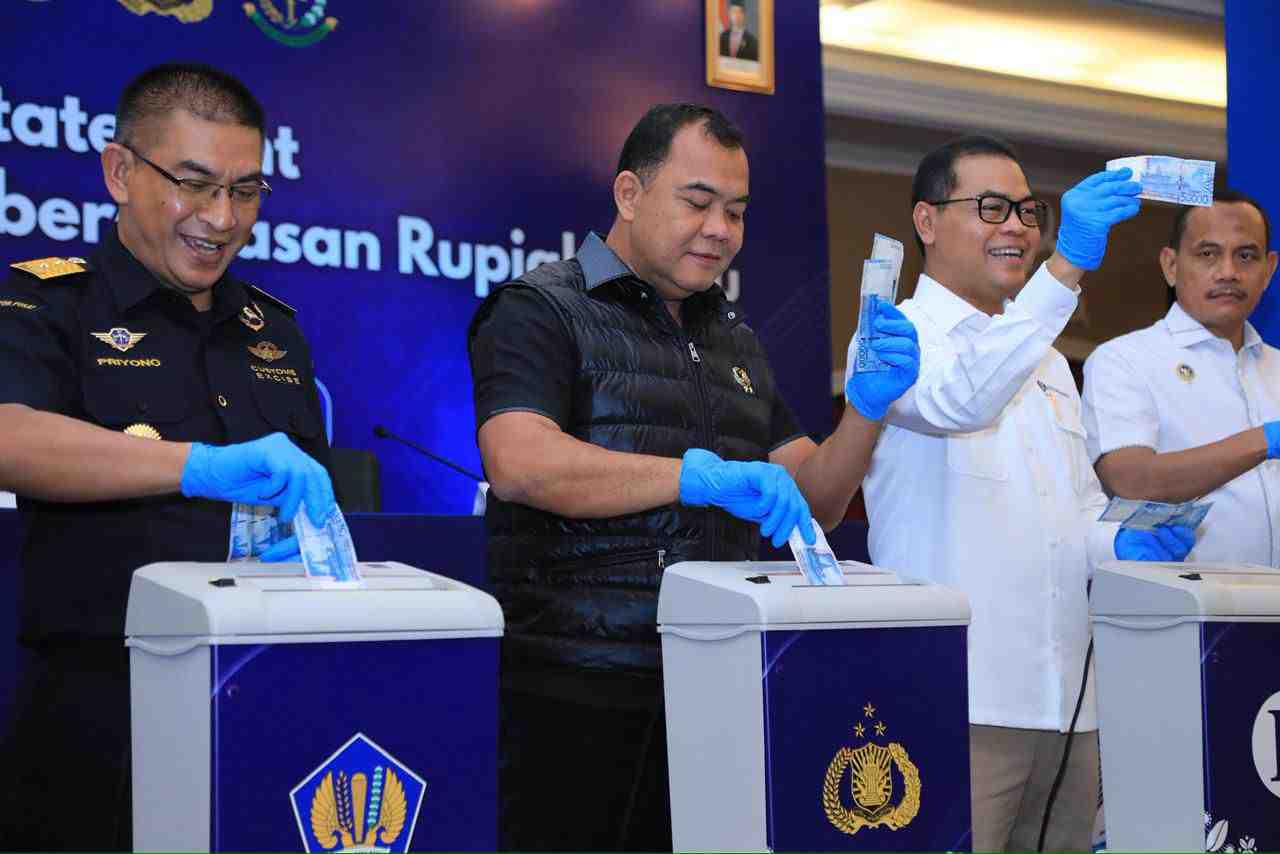 Bareskrim Polri dan BI Musnahkan Ratusan Ribu Lembar Uang Palsu