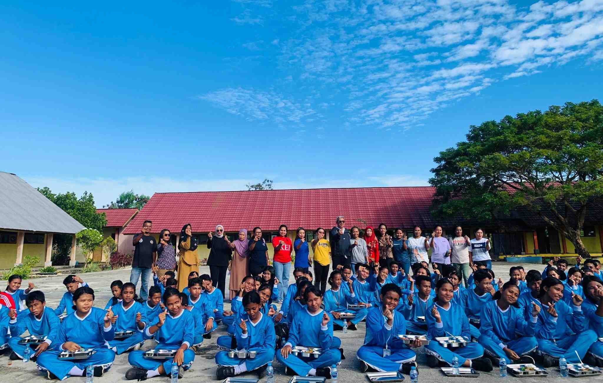 Bupati Maluku Tenggara Pastikan Program MBG di SMP Unggulan Ohoijang Berjalan Baik