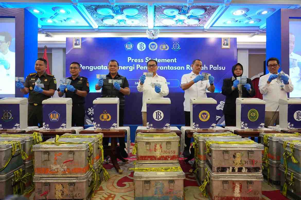 Ratusan Ribu Lembar Uang Rupiah Palsu Dimusnahkan