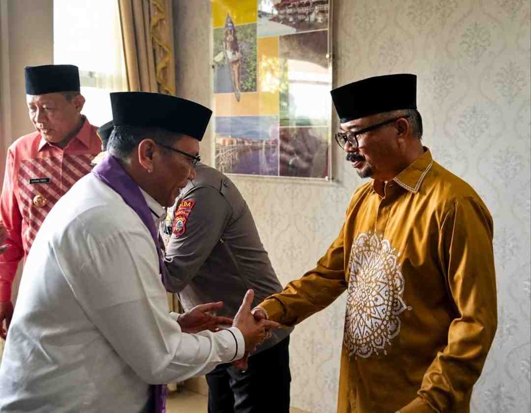 Ketua DPRD Gorontalo Sambut Kajati Baru  Melalui Prosesi Adat Mopotilolo