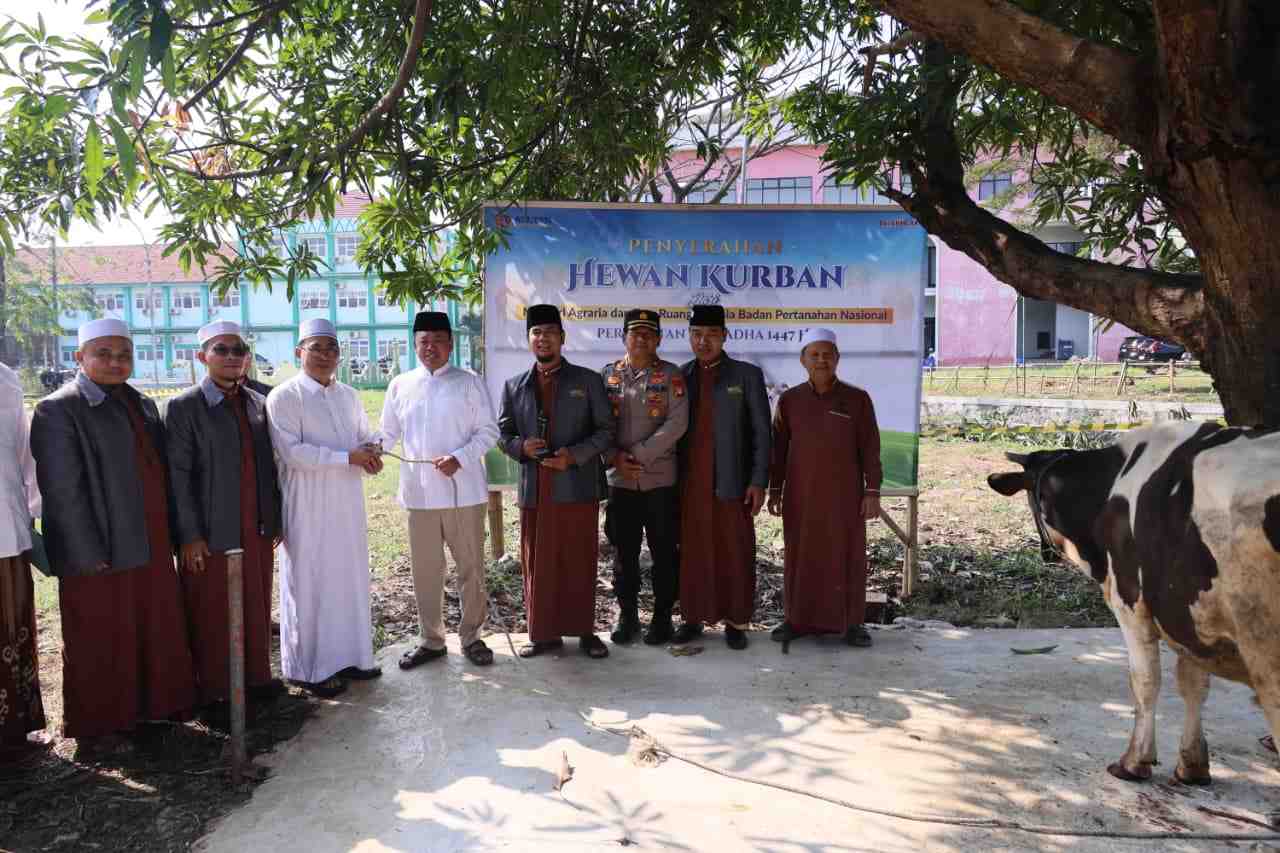 Semarak Iduladha Menteri Nusron Salurkan Hewan Kurban ke Ponpes Attaqwa