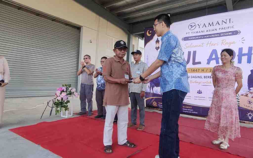 Tak Hanya Cari Untung, Perusahaan Baru di Batang Berbagi Daging Kurban untuk Warga