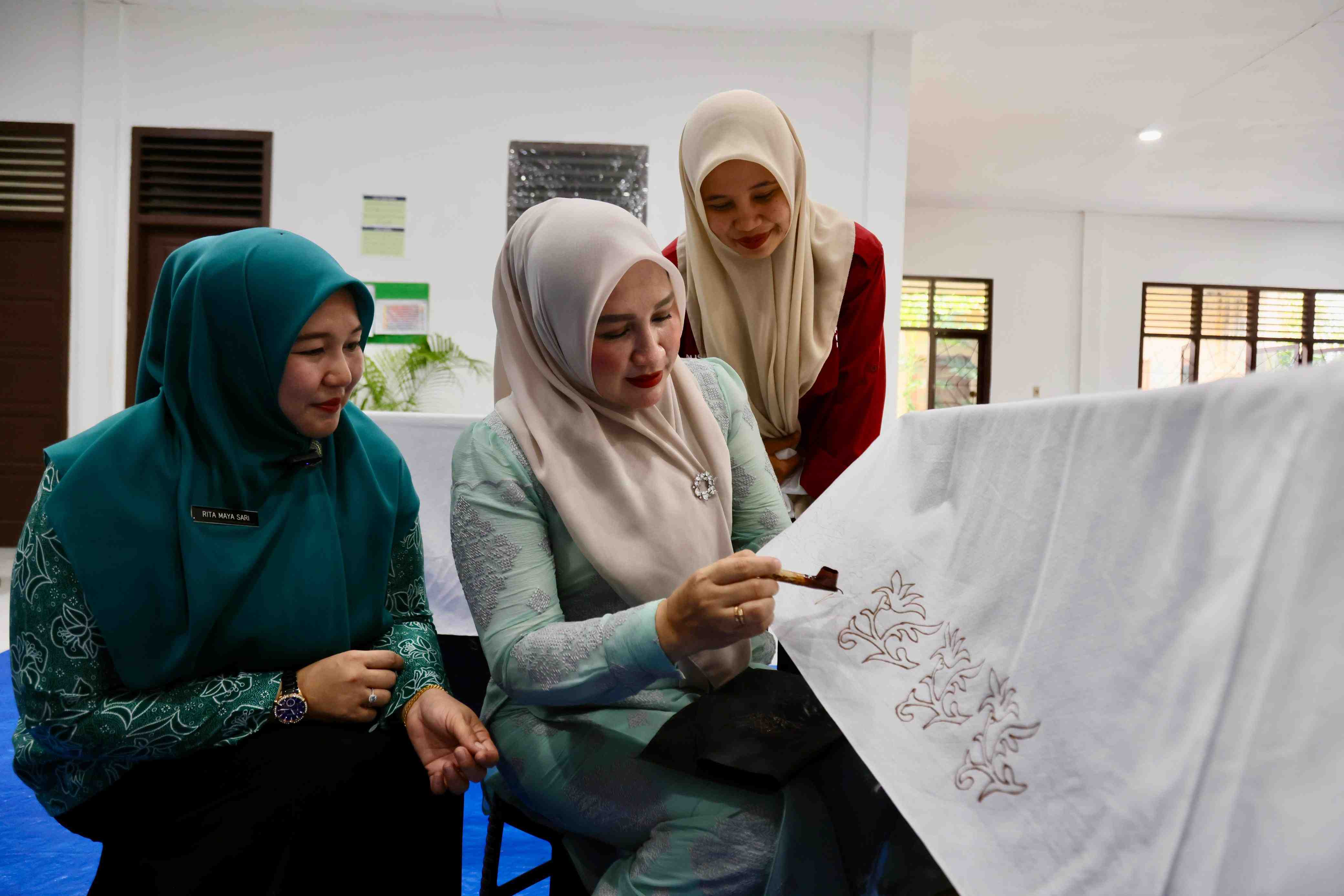 Ketua Dekranasda Aceh Serahkan Bantuan untuk Perajin Aceh Besar
