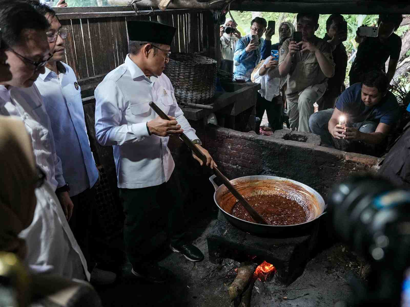 Menko PM Dorong Hilirisasi Gula Kelapa Banyumas untuk Tingkatkan Kesejahteraan Warga