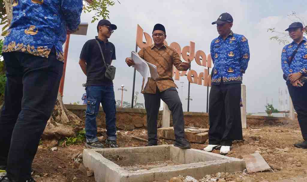Bupati Batang Sidak Pembangunan Trotoar Alun-Alun Bandar