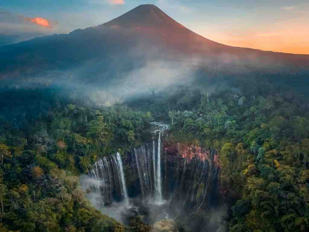 Hampir 10 Ribu Wisatawan Datang ke Tumpak Sewu, Ekonomi Warga Ikut Bergerak