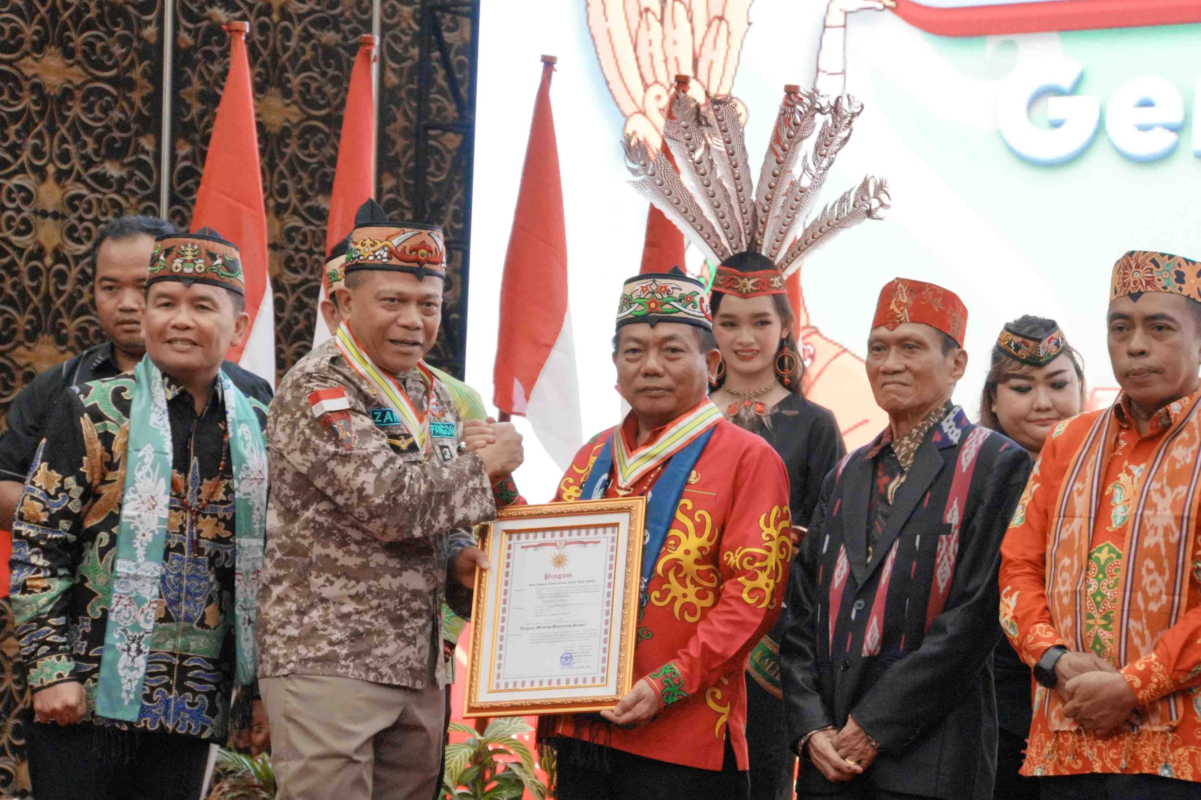 Bupati Kapuas Raih Medali Kehormatan Gerdayak atas Dukungan Pembangunan Daerah