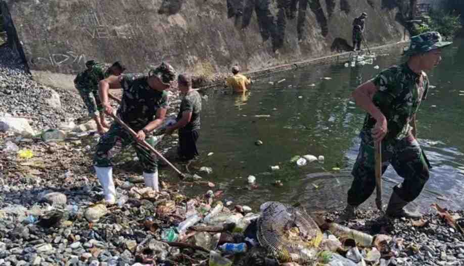 Semangat Gotong Royong TNI dan Warga Tapaktuan Jaga Sungai demi Cegah Banjir