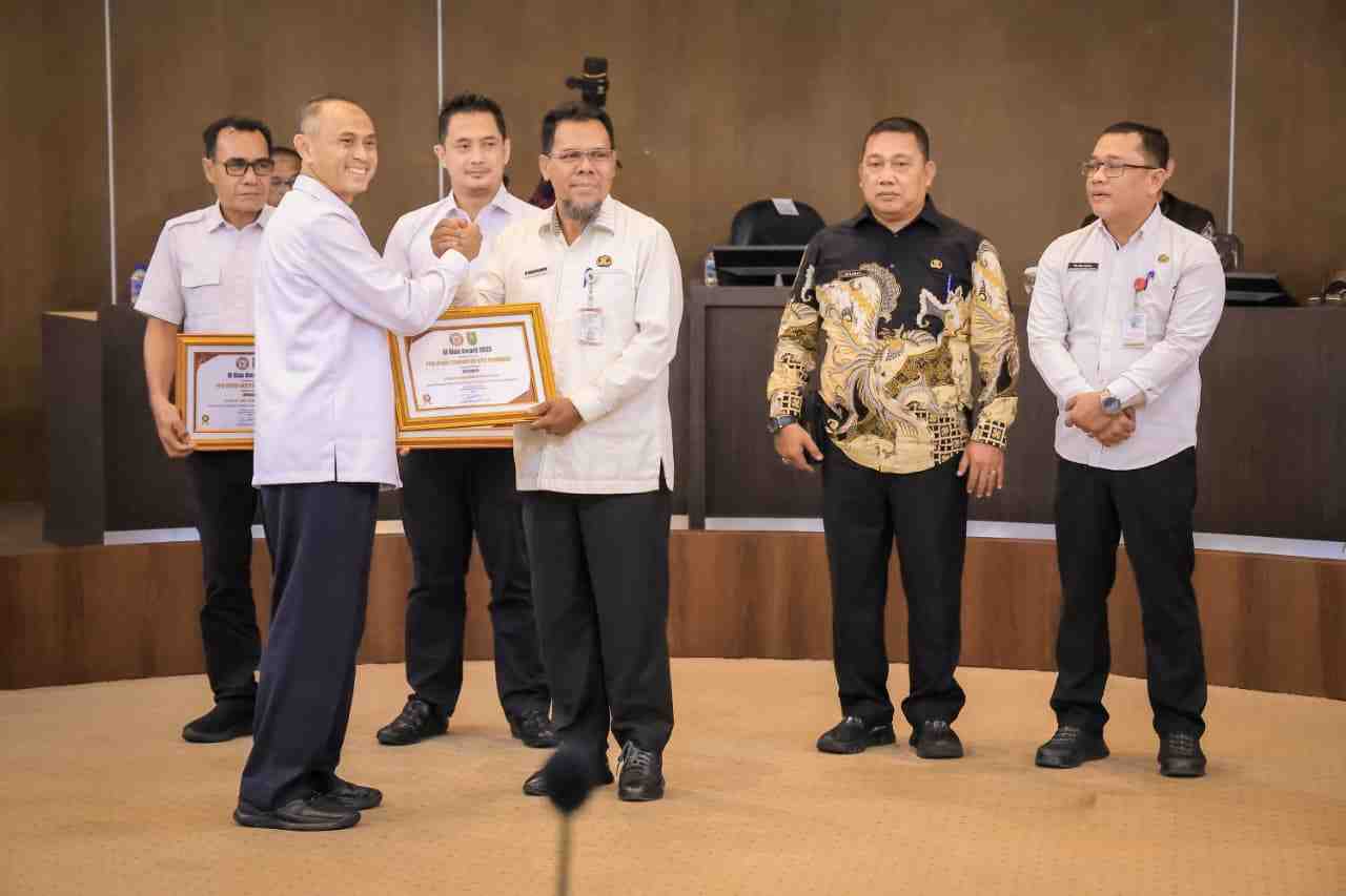 Riau Award 2025., Pemko Pekanbaru Terima Penghargaan dari Komisi  Informasi 