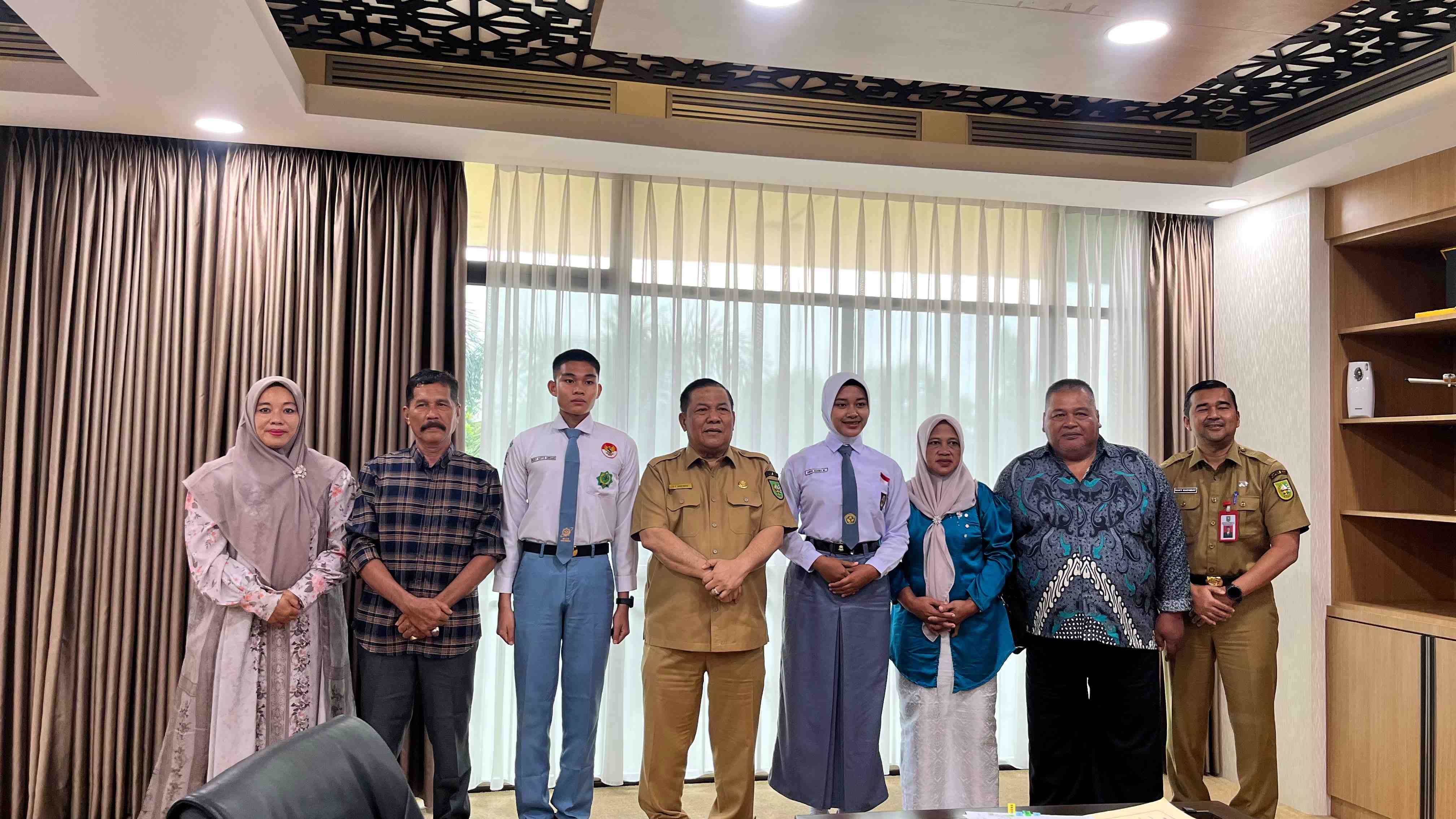 Dua Pelajar Riau Siap Kibarkan Merah Putih di Istana, Plt Gubernur Titip Amanah Besar