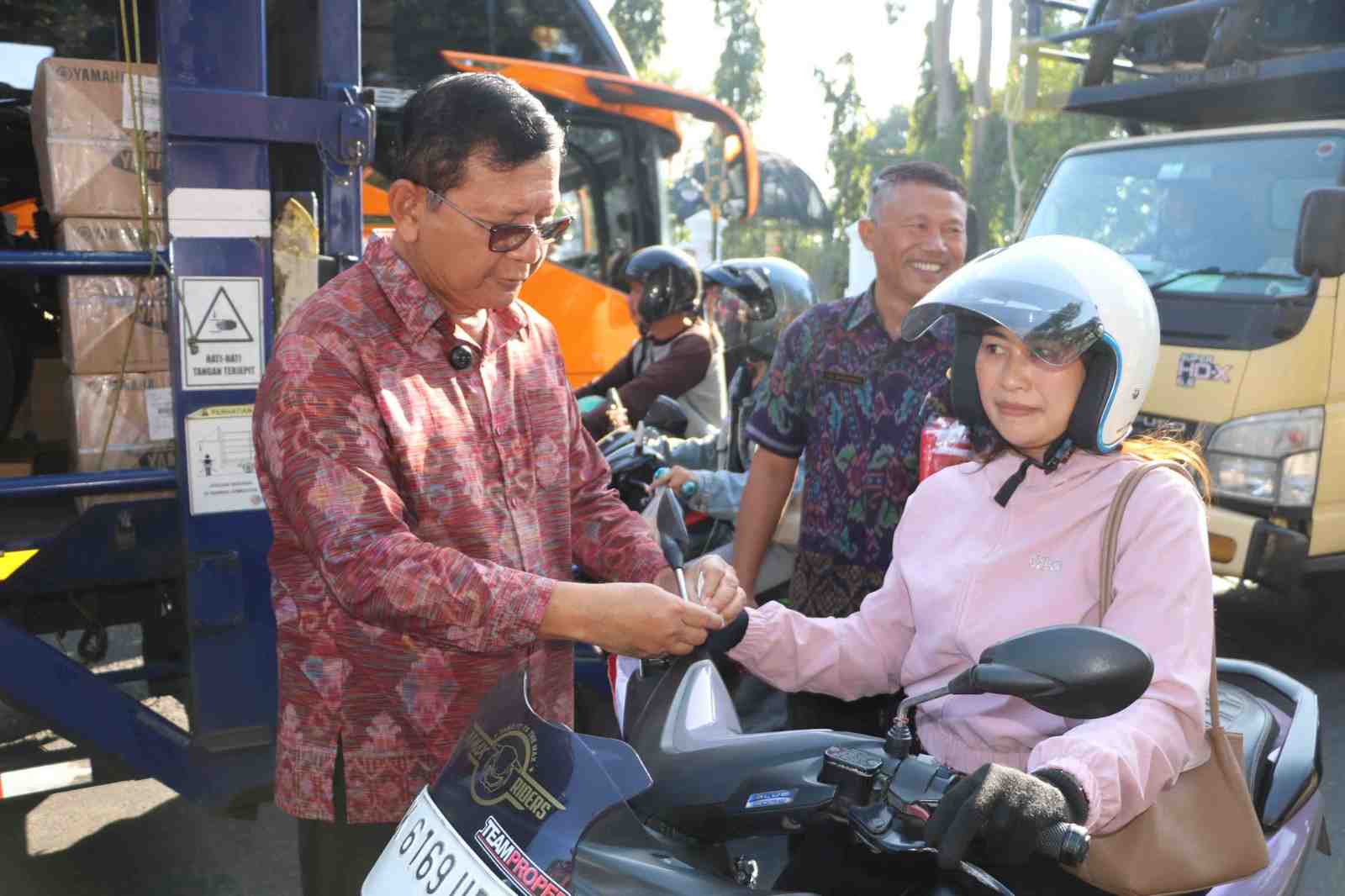 Sambut HUT Ke-81 RI, Pemkab Buleleng Sebar 15 Ribu Bendera Merah Putih hingga Titik Nol