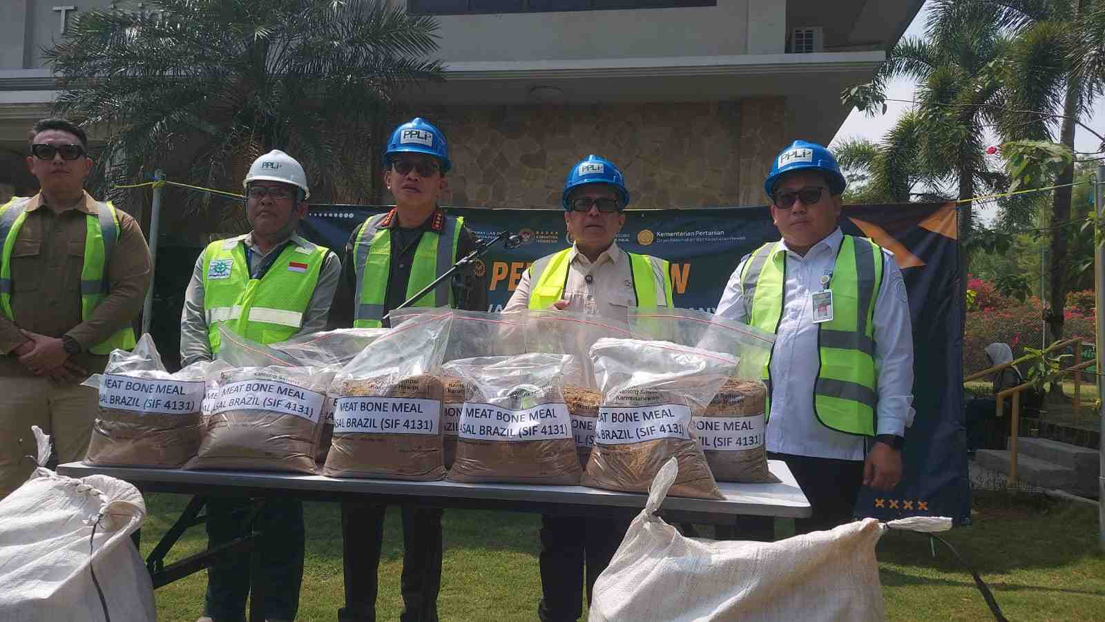 Pemerintah Musnahkan 312 Ton Bahan Baku Pakan Terkontaminasi Unsur Babi dari Brasil