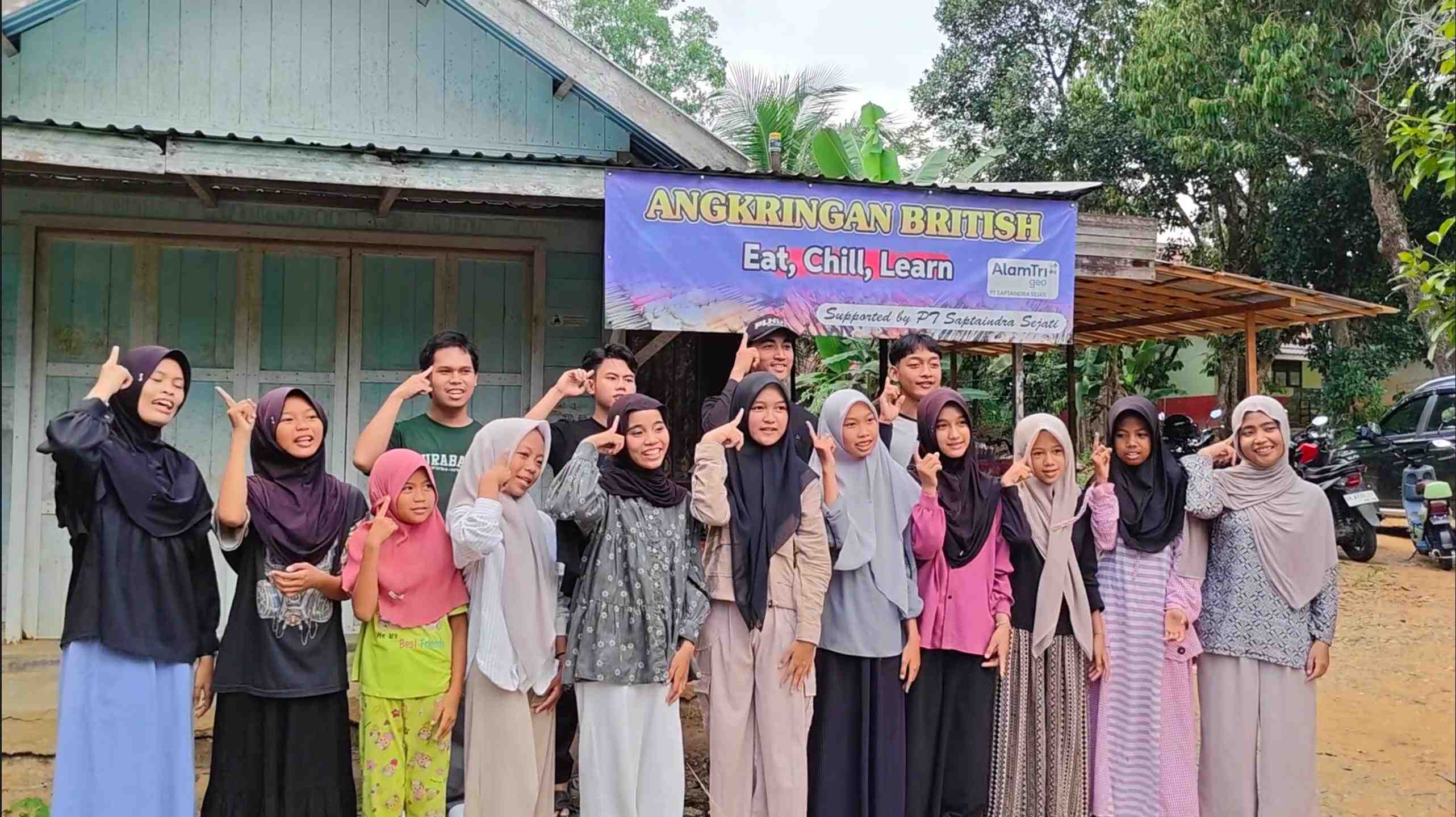 Angkringan British, Inovasi Edukasi Berbasis UMKM yang Tingkatkan Kemampuan Bahasa Inggris Masyarakat Balangan
