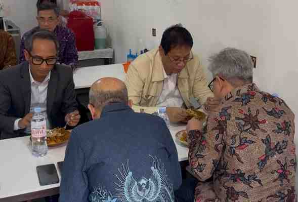 Dukung UMKM Kuliner, Menkeu Purbaya Kunjungi Warung Legendaris di Bogor