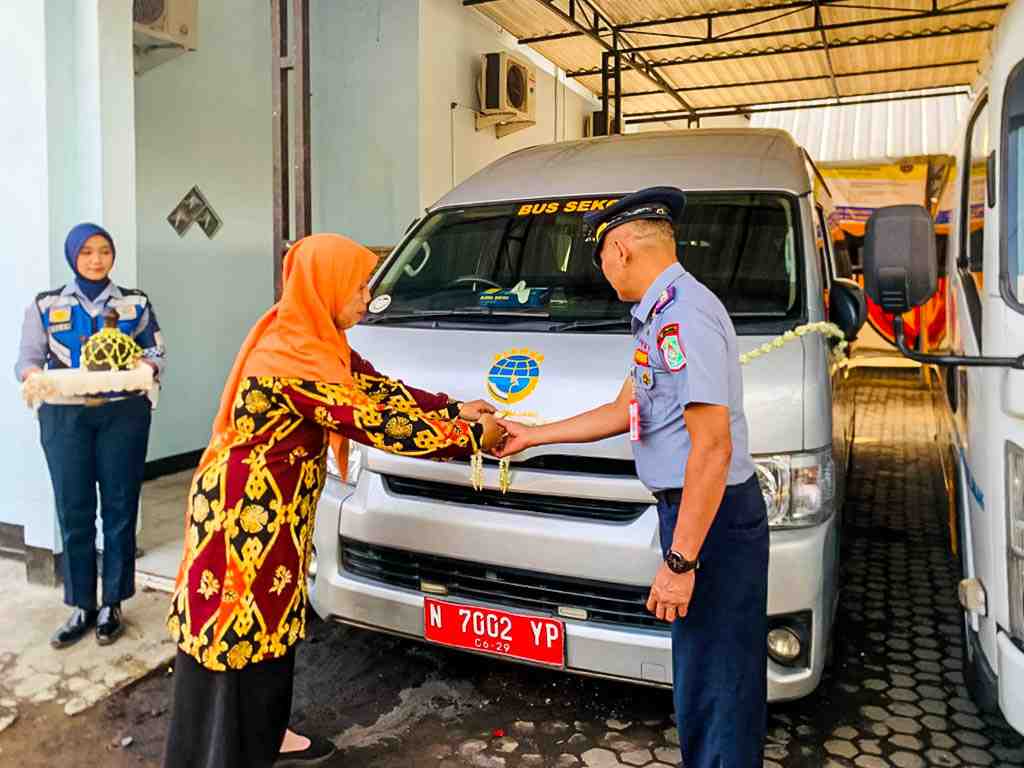 Pelajar Pasirian dan Tempeh Kini Bisa Naik Angkutan Gratis ke Sekolah