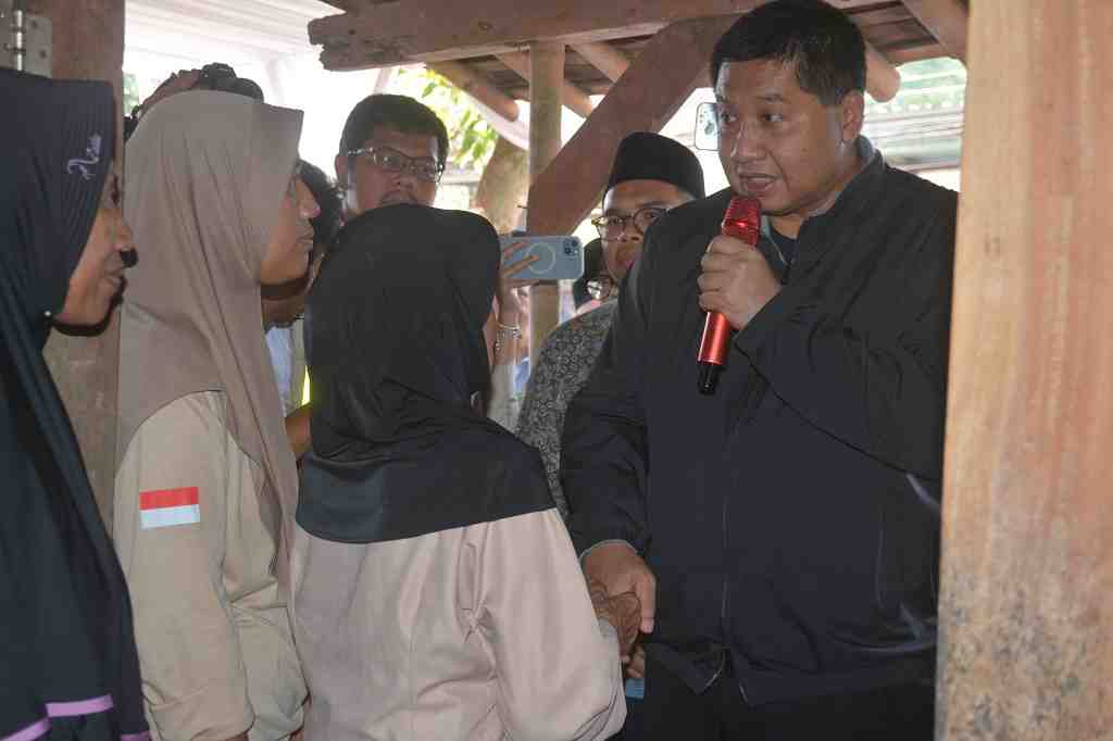 Tinjau Bedah Rumah di Batang, Menteri PKP Pastikan Renovasi Tepat Sasaran