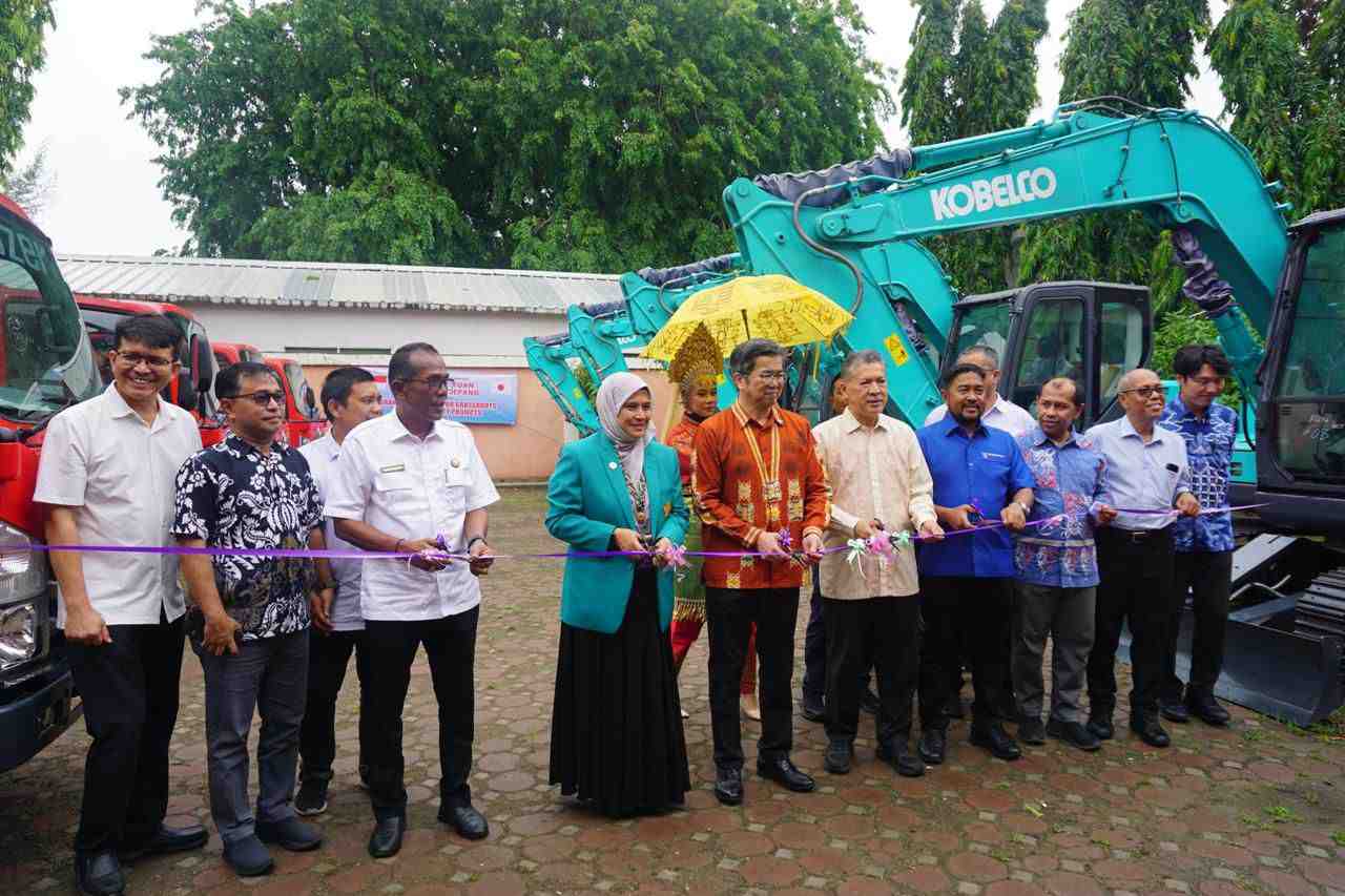 Jepang Serahkan Hibah Delapan Alat Berat untuk Dukung Penanganan Bencana di Aceh