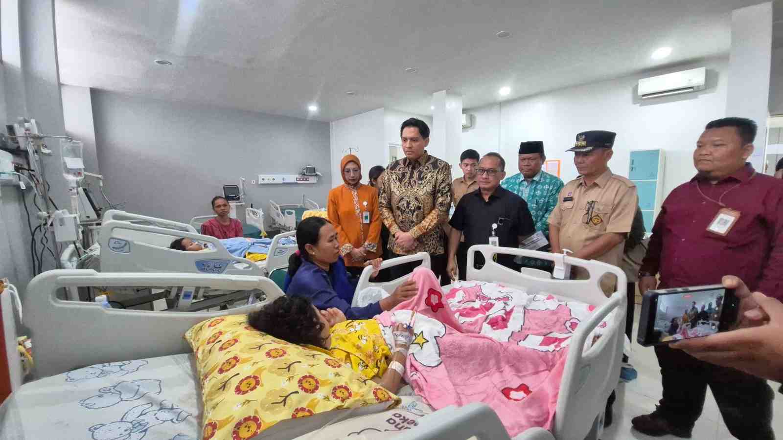 Jenguk Korban yang Selamat dari Kecelakaan, Bupati Beri Dukungan Moral 