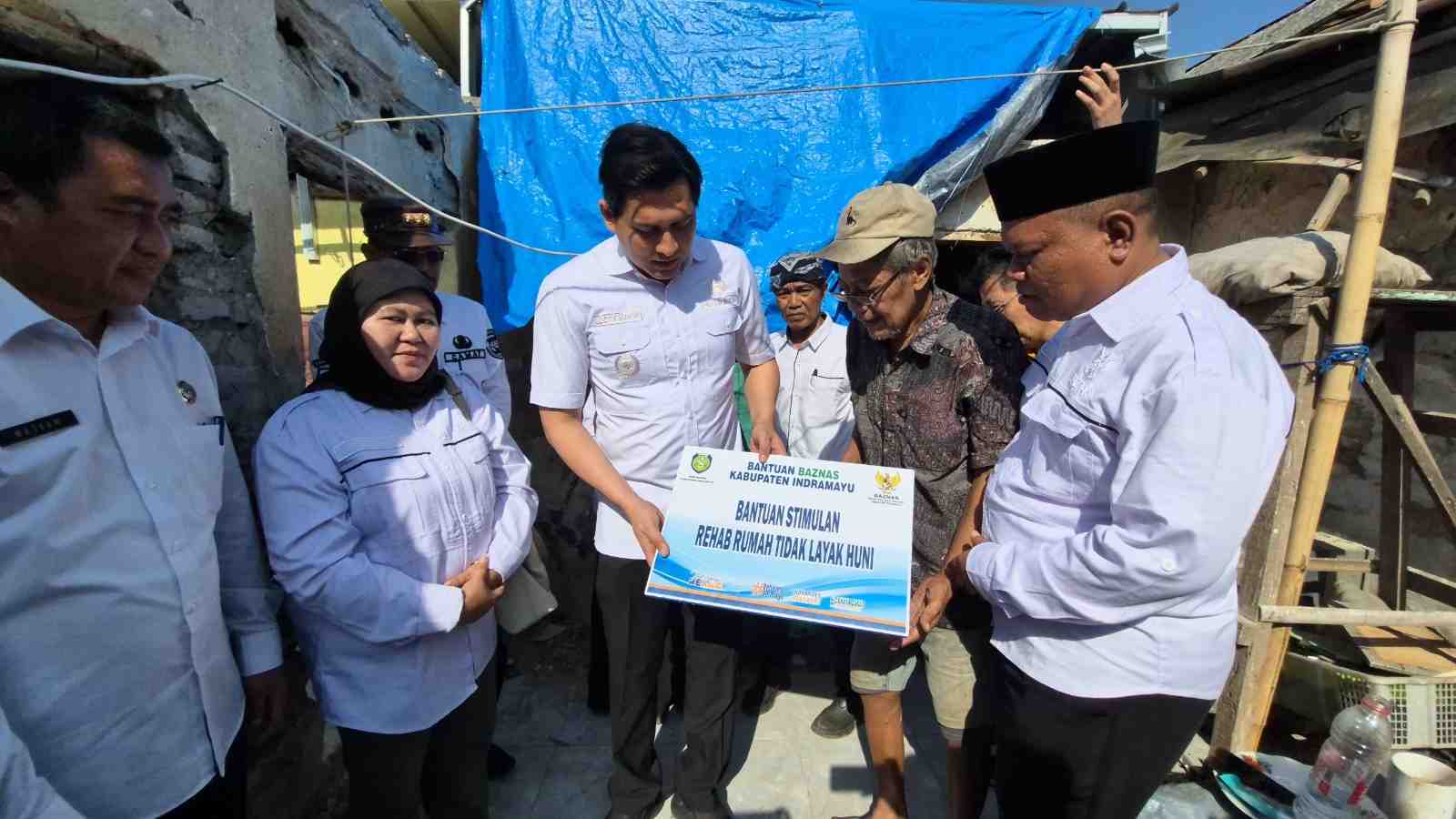 Pemkab dan Baznas Indramayu Bedah Rumah Tidak Layak Huni 