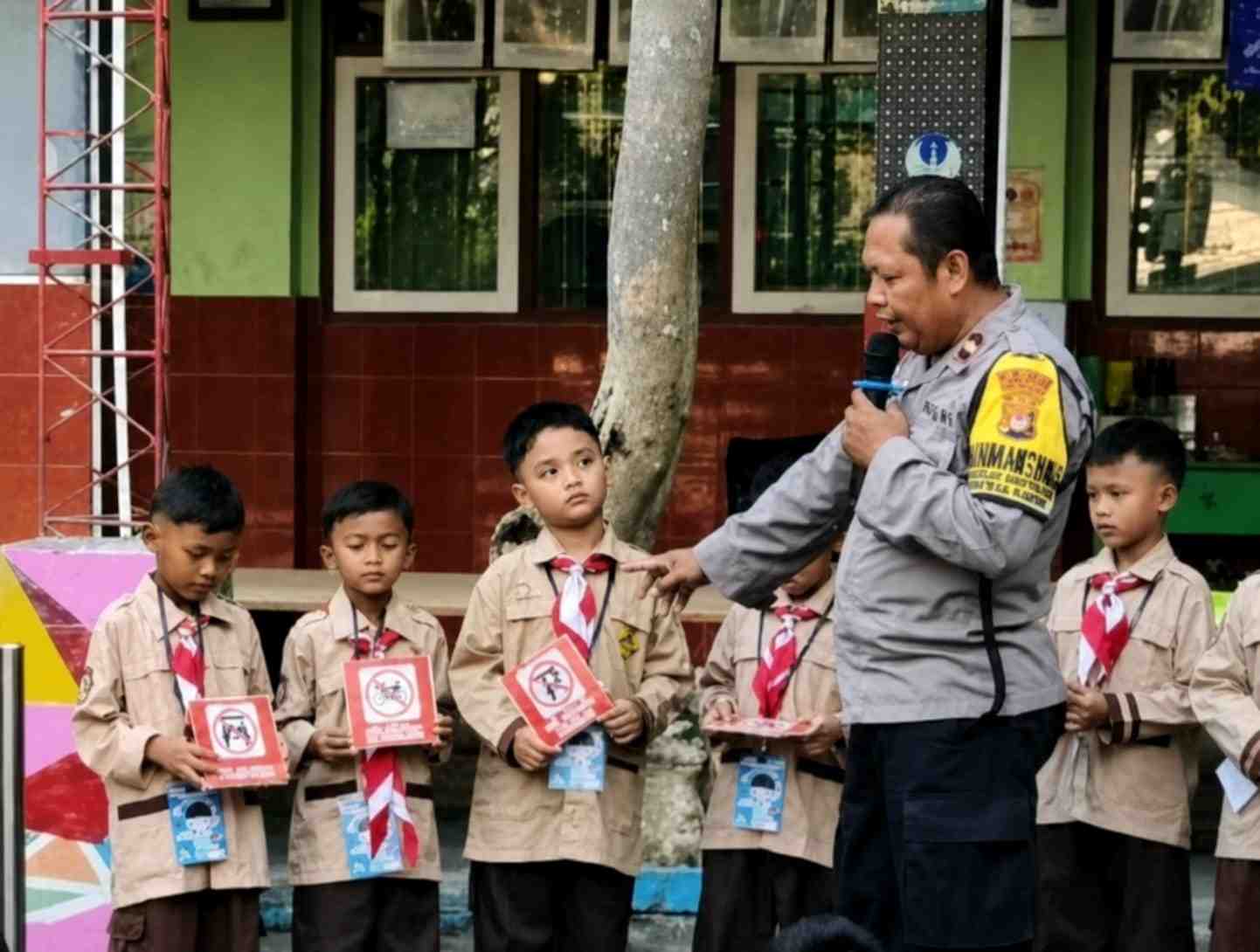 Polsek Gamping Edukasi Tertib Lalu Lintas Siswa SD Negeri Demak Ijo 1 Gamping