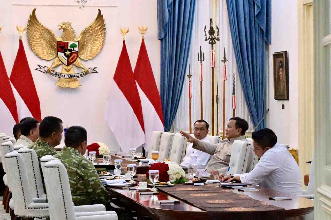 Presiden dan Panglima TNI Bahas 2.500 Jembatan Desa hingga Listrik Masuk Desa