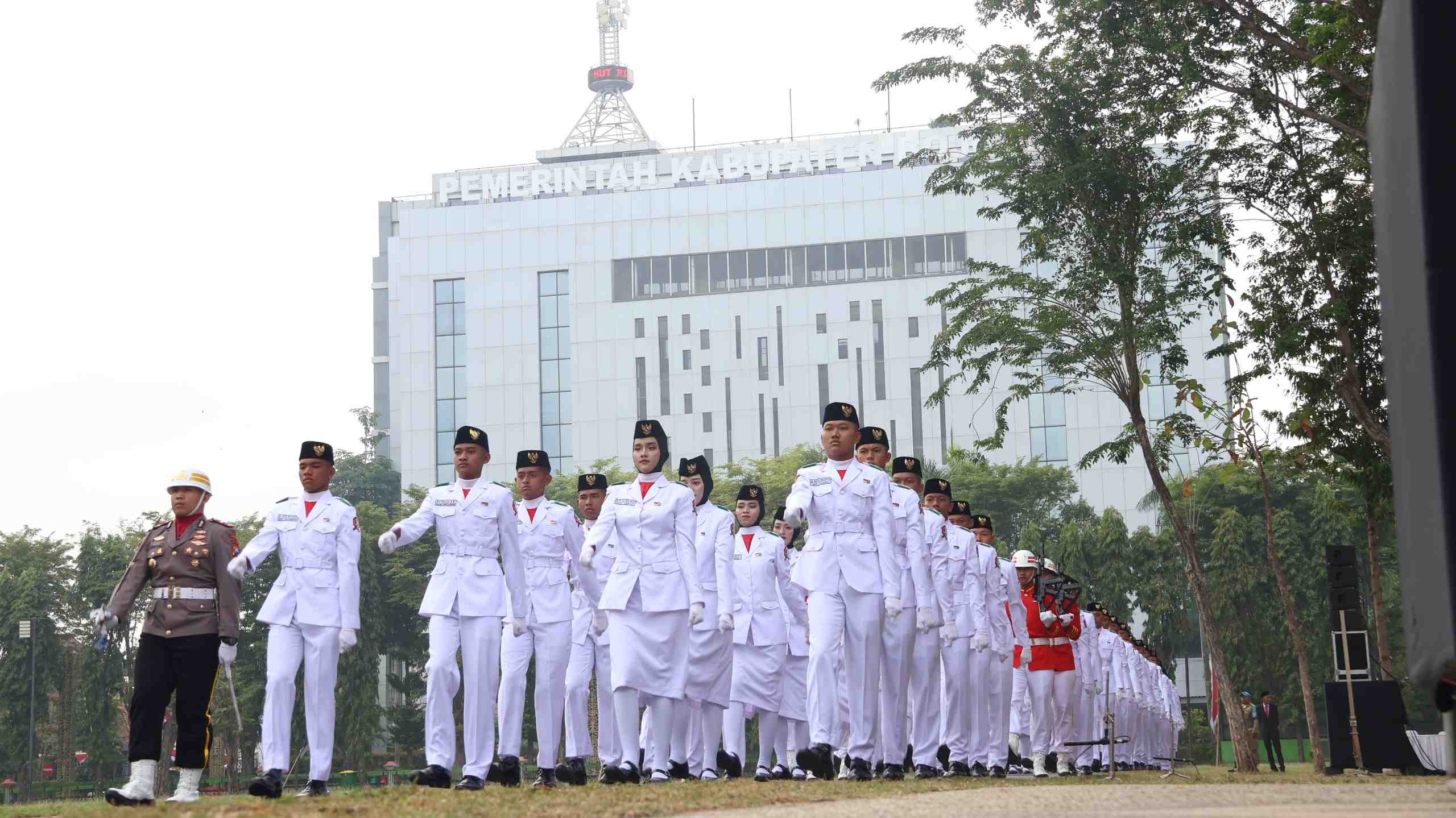 Upacara Penurunan Bendera di Bojonegoro Digelar Penuh Makna, Nyalakan Semangat Nasionalisme