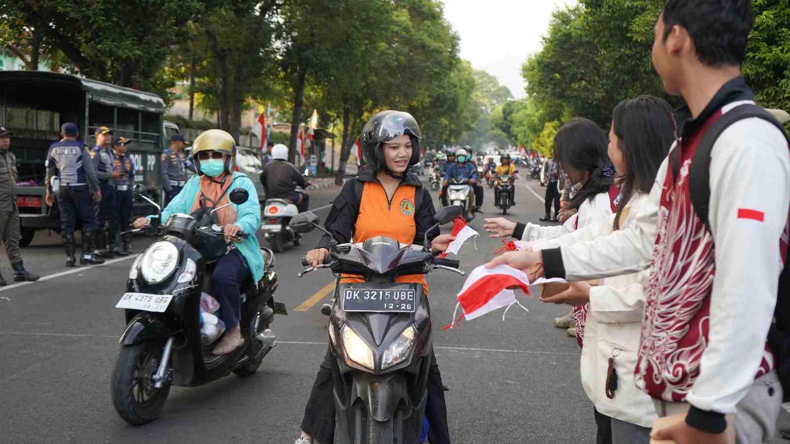 Semarakkan HUT ke-81 RI, 1.600 Bendera Merah Putih Dibagikan Gratis untuk Warga Singaraja
