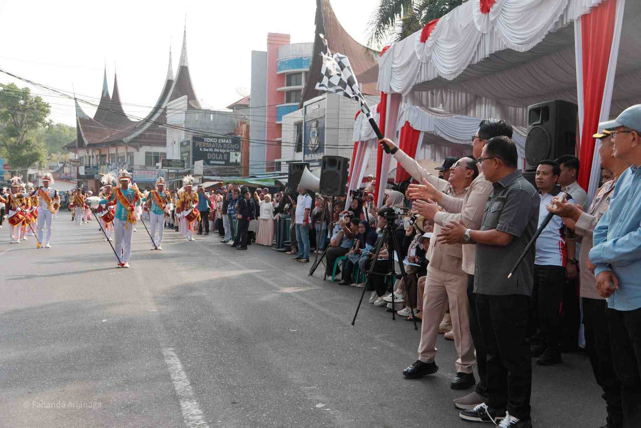 Pawai Alegoris HUT ke-81 RI di Batusangkar Berlangsung Meriah, Pemkab Tanah Datar Ajak Warga Jaga Ketertiban