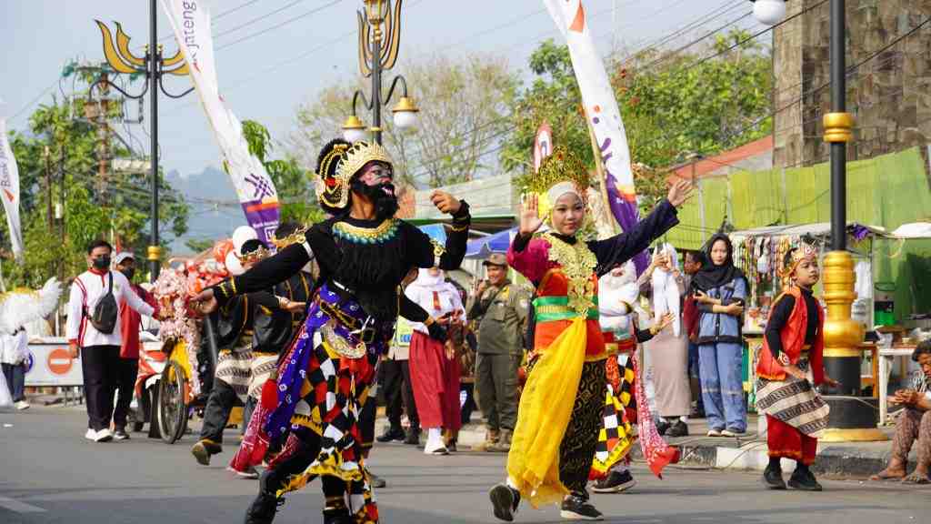 HUT ke-81 RI, Ribuan Pelajar Ikuti Karnaval Jalan Kaki Cilacap