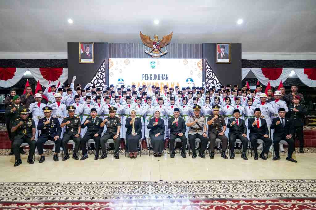 Bupati Lumajang Kukuhkan 75 Paskibraka, Titip Pesan Jadi Teladan bagi Pelajar