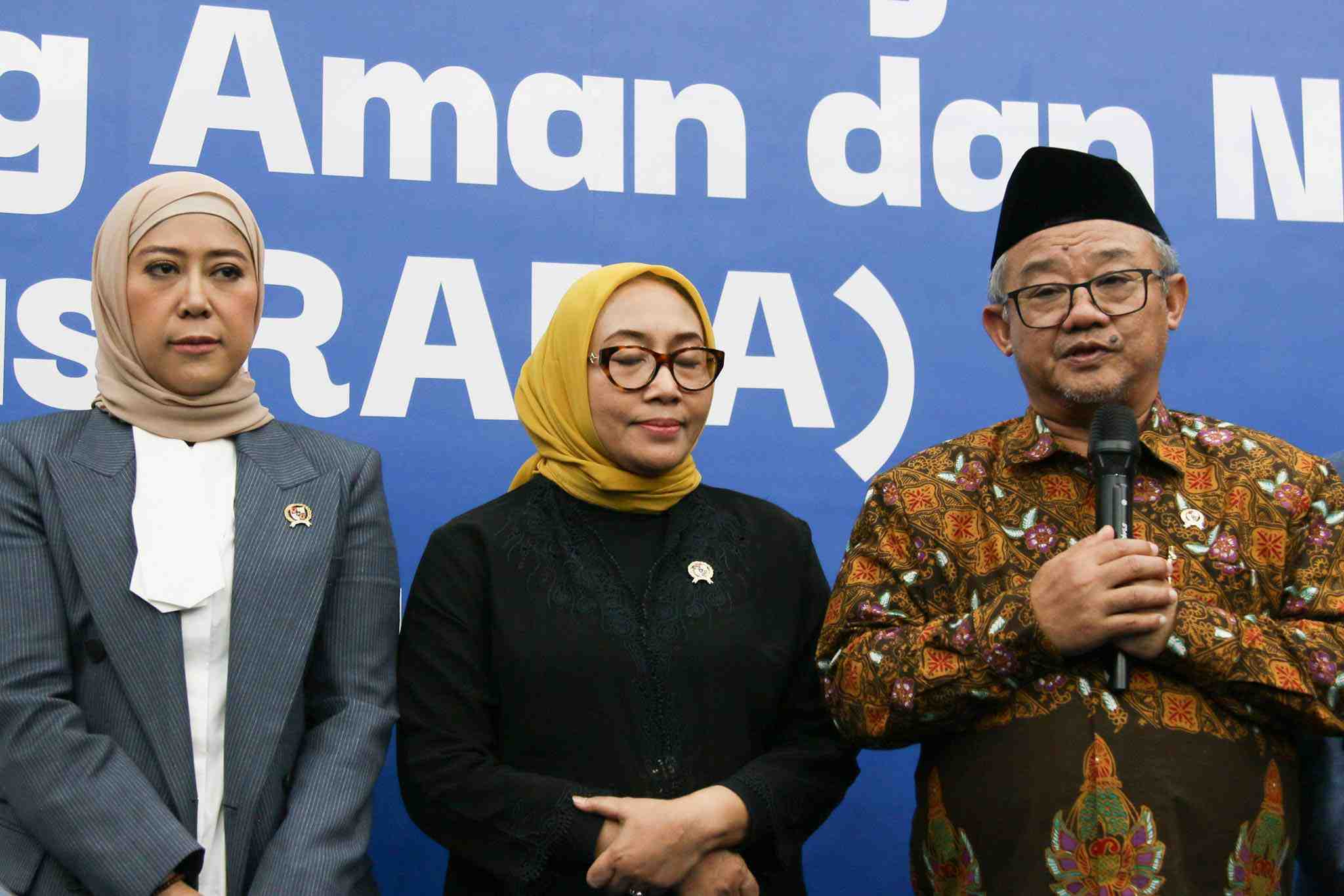 Mendikdasmen Terbitkan Aturan Sekolah Aman, Batasi Gawai Siswa di Bawah 16 Tahun