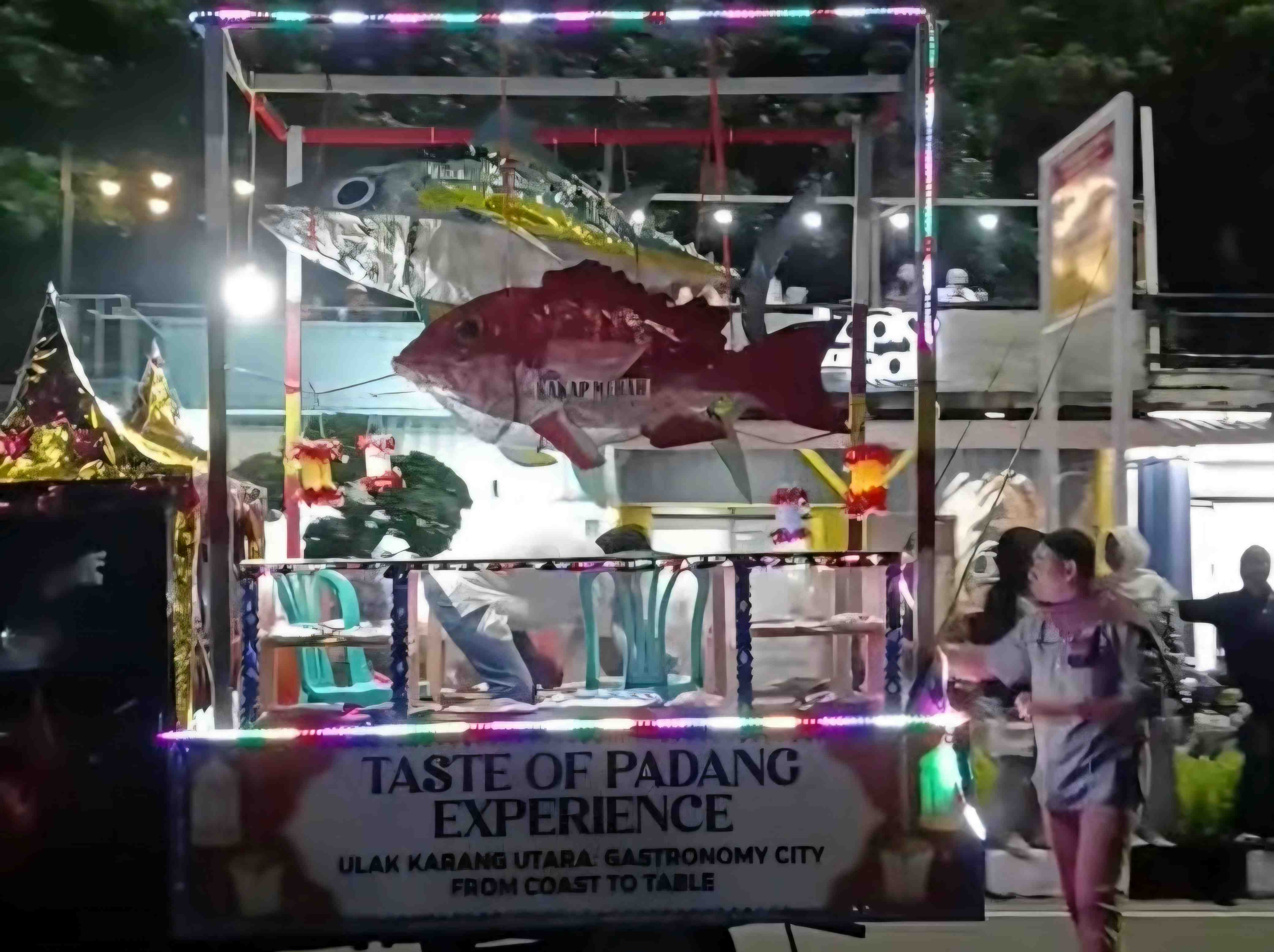 Padang Utara Angkat Malamang dan Kuliner Bahari di Pawai Telong-Telong